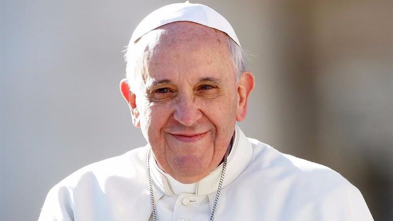 Otra revolución del Papa Francisco: planea permitir a las mujeres celebrar bodas y bautizos