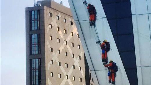 Activistas de Greenpeace escalan una de las Torres KIO de Madrid para protestar contra el TTIP