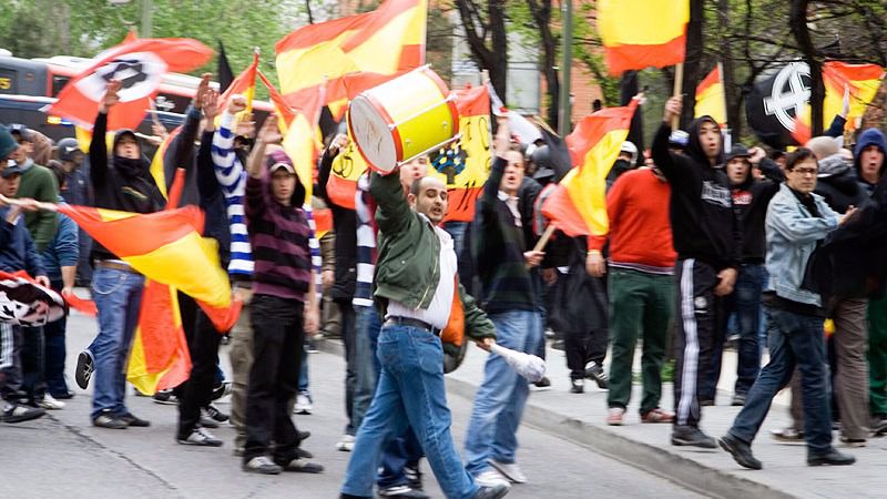 Guerra de banderas: en plena prohibición de las esteladas, Madrid acogerá una manifestación 'nazi' y otra antifascista