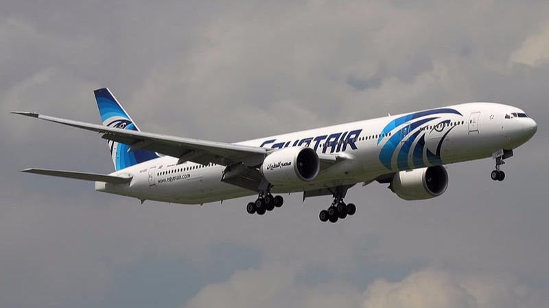 El avión de Egypt Air realizó varios "virajes repentinos" antes de precipitarse al mar