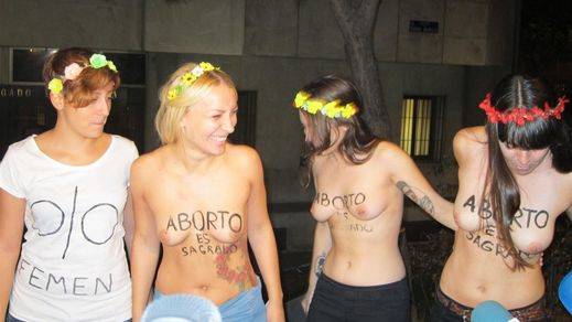 De locos: Católicos piden 6 años de cárcel a activistas de Femen... ¡por enseñar sus pechos!