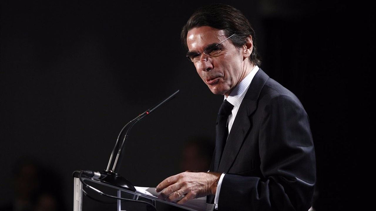 Aznar sacude a Rajoy ante los economistas por la deuda que deja tras su primer mandato