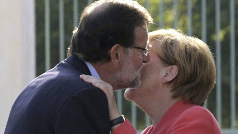 Salvados por Merkel: la canciller alemana evitó la sanción europea a Rajoy por incumplir con el déficit