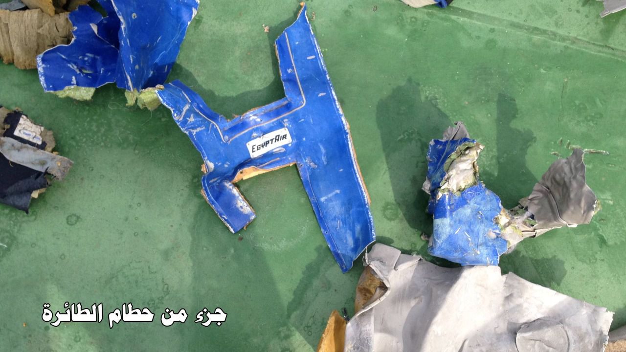El Ejército egipcio habría recuperado ya las cajas negras del avión; Francia confirma la alerta por humo