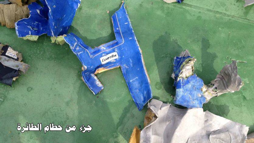 Fotografía de los restos del avión estrellado publicadas por el Ejército Egipcio 