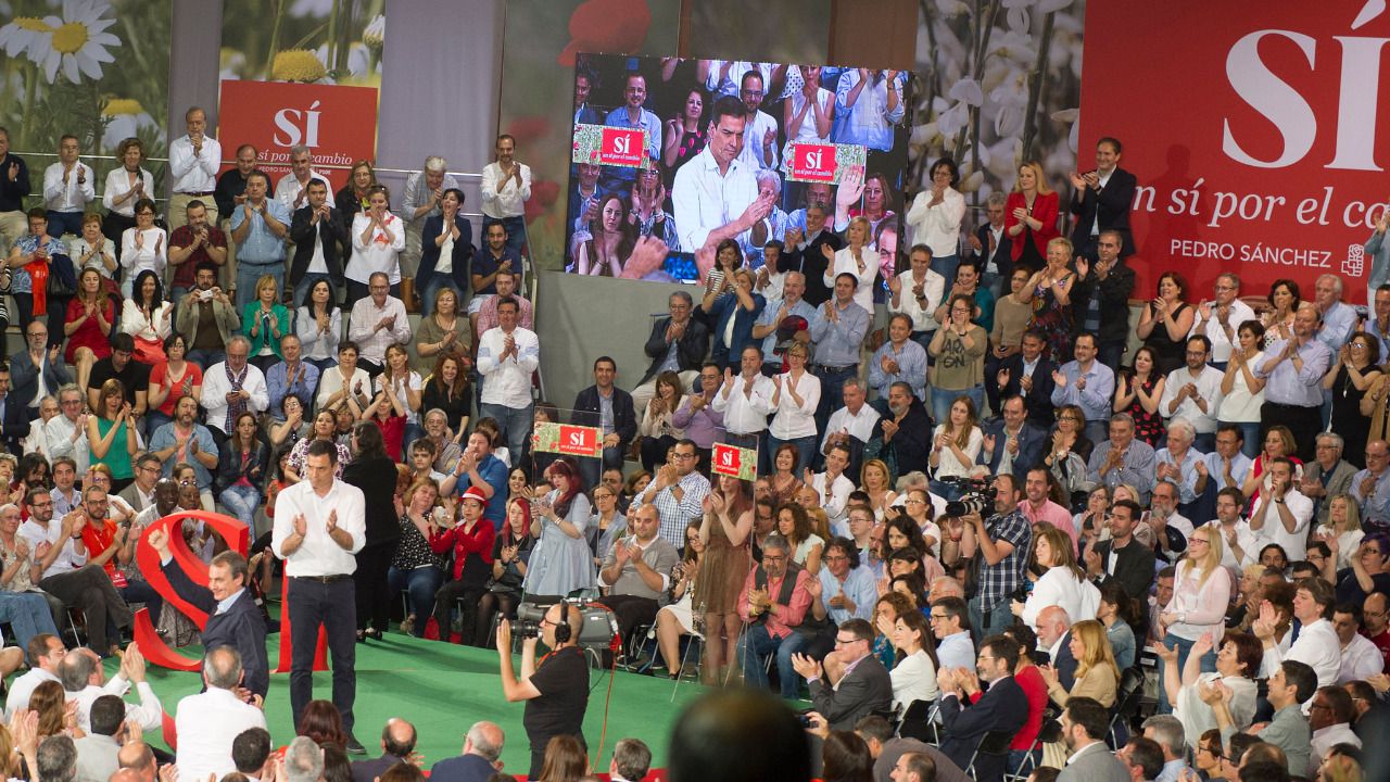 El 'aparato' del PSOE arropa a Pedro Sánchez entre apelaciones a ser "leales" al líder