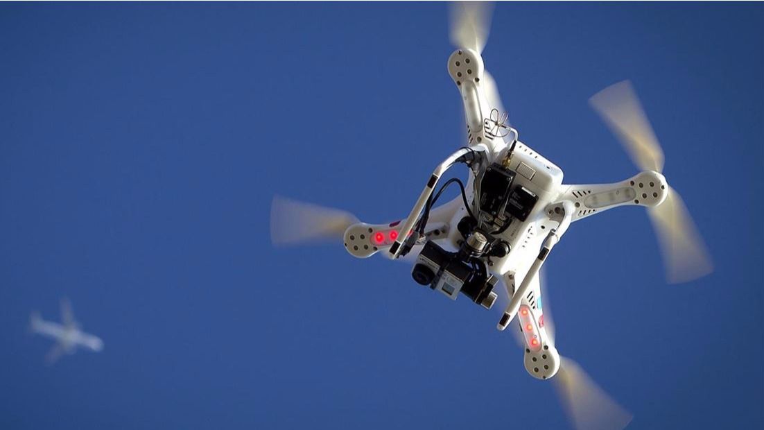 ¿Es posible atacar a un avión con un dron?
