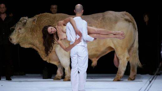 'Moisés y Aarón', la ópera que incluye un toro en pleno escenario