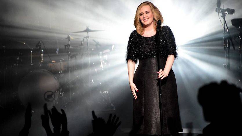 Adele arrolla y cautiva a Barcelona en el primero de sus dos conciertos