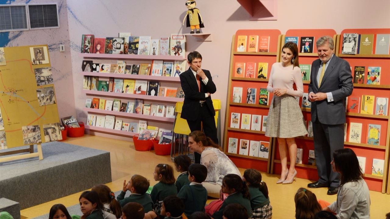 La Reina Letizia inaugura la Feria del Libro con Alan Moore, Nietzsche o Roald Dahl