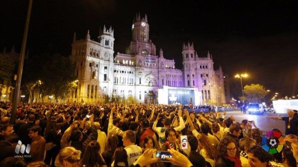 El Real Madrid amanece en Cibeles y brinda la 'Undécima' a la diosa y a miles de aficionados