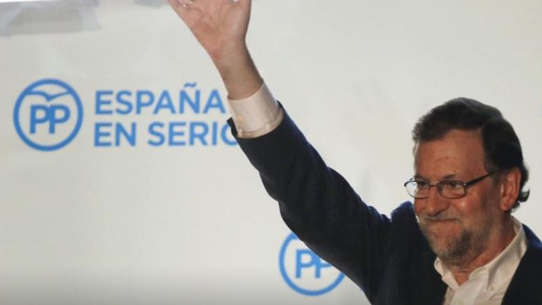 Rajoy en el balcón de Génova sede del PP