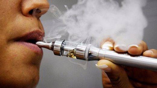 Los cardiólogos españoles ven poco prohibitiva la regulación de cigarrillos electrónicos en la nueva norma europea del Tabaco, ya en vigor