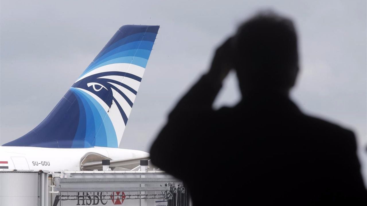 Se detectan posibles señales de las cajas negras del avión de Egyptair desaparecido