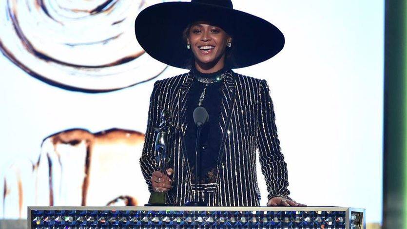 Beyoncé durante la entrega del premio Icono de la Moda