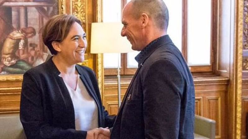 Nueva polémica a la vista para Ada Colau: la carísima estancia de Varoufakis como invitado de honor en Barcelona