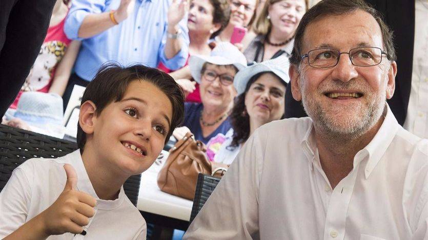 Rajoy vuelve a prometer bajada de impuestos, y del precio de las chuches, junto a su 'miniyo' murciano