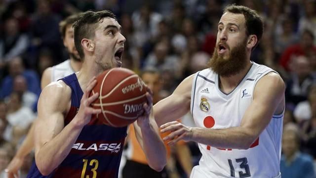 Liga ACB: el Madrid 'apaliza' al Barça en el Palau e iguala la serie por el título (70-90)