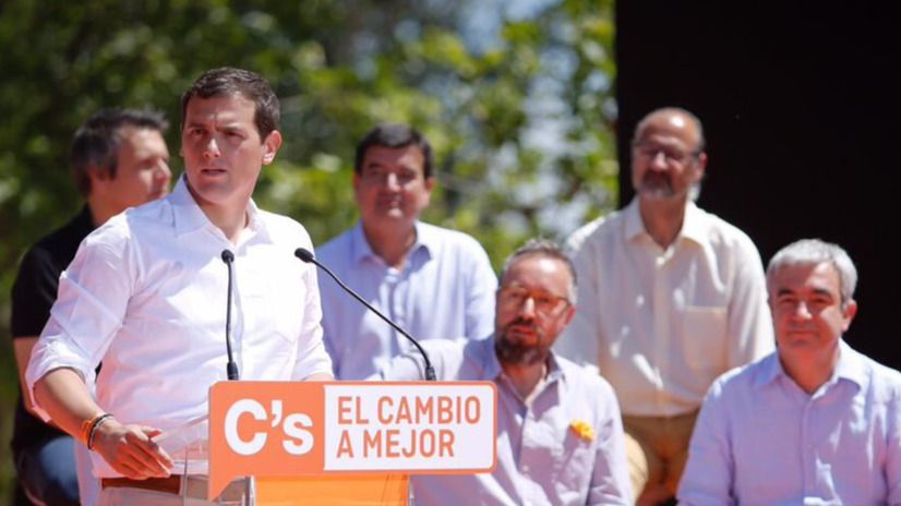 Rivera apela al voto moderado para romper la polarización entre PP y Unidos Podemos