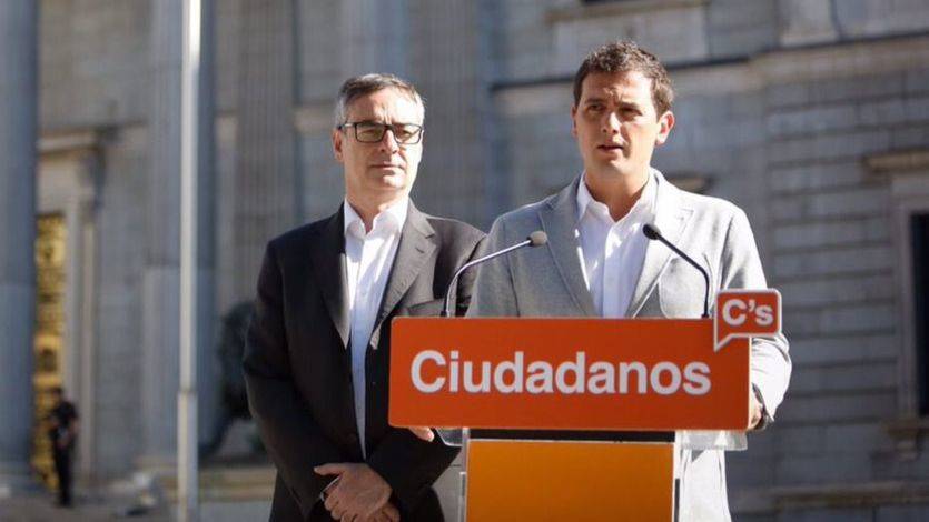 Albert Rivera y José Manuel Villegas delante del Congreso en el penúltimo día de campaña