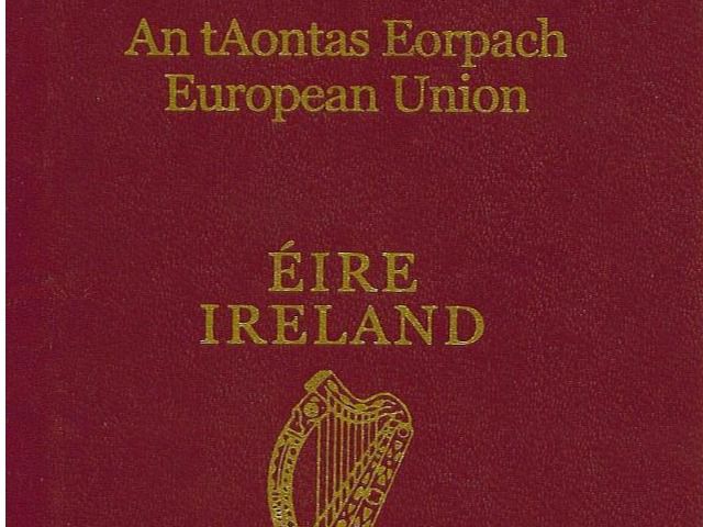 Británicos de ascendencia irlandesa piden en masa el pasaporte irlandés en Londres tras el 'Brexit'