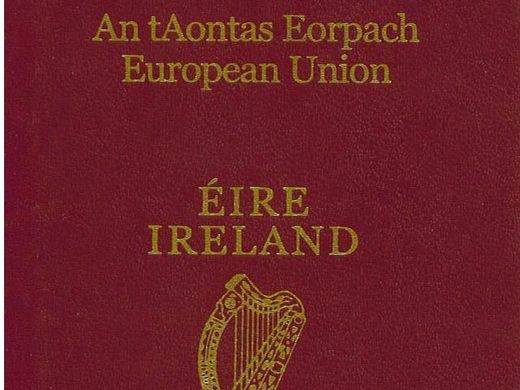 Británicos de ascendencia irlandesa piden en masa el pasaporte irlandés en Londres tras el 'Brexit'