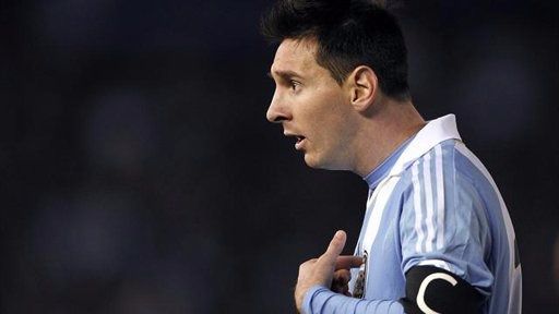 Maradona pide a Messi, "con cuerda para rato", que no abandone a la selección