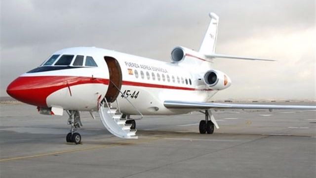 Defensa se resiste a publicar los pasajeros de los aviones oficiales: ¿quién viaja con el Rey y Rajoy?