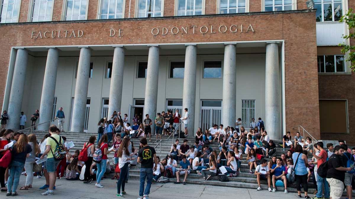 Los estudiantes recogen firmas para frenar el plan de reestructuración de la Complutense