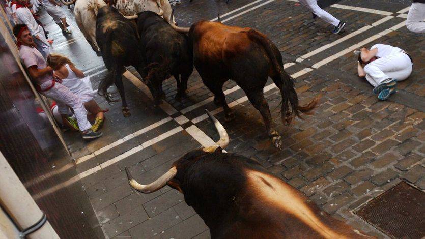 El segundo encierro de San Fermín 2016, largo, detenido, muy partido y con 5 heridos (vídeo)