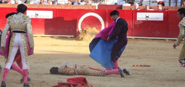 La peor tragedia vuelve a la Fiesta: muere el torero Víctor Barrio de una tremenda cornada en el pecho en la plaza de Teruel