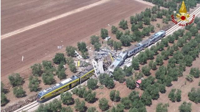 Al menos 20 muertos y 30 heridos en un choque de trenes al sur de Italia