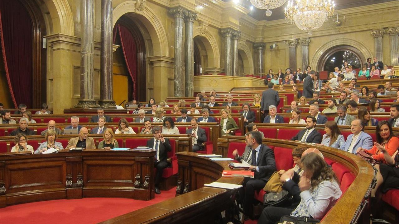 El Parlament catalán aplaza el proceso soberanista coincidiendo con el apoyo al PP en el Congreso