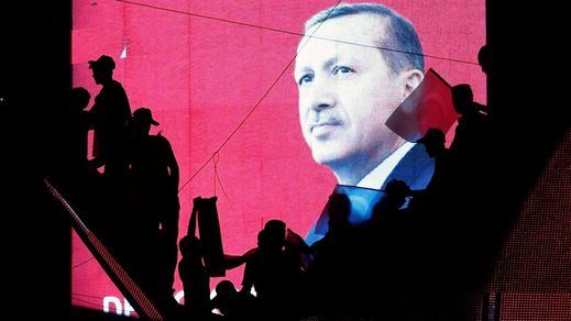 Una etapa oscura llega a Turquía: entra en vigor el estado de emergencia de 3 meses impuesto por Erdogan