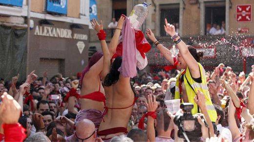 El mundo al revés: condenan al novio de una joven abusada sexualmente en los Sanfermines por defenderla