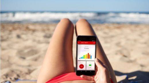 Vodafone apuesta por bañadores inteligentes que te avisan de la excesiva exposición al sol