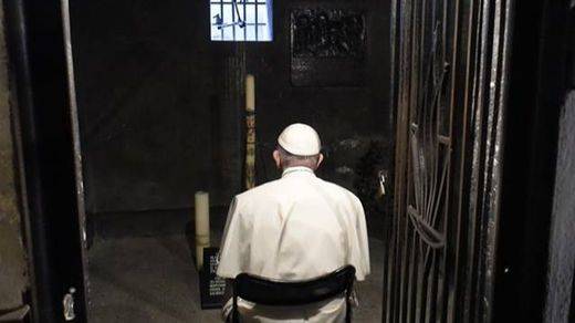El Papa, emocionado en su visita Auschwitz: 'Señor, perdona tanta crueldad'