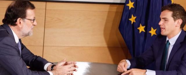 Rajoy y Rivera abren una línea de diálogo pero no para negociar la investidura
