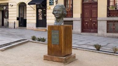 Roban el busto de Clara Campoamor tras cortarlo con una radial