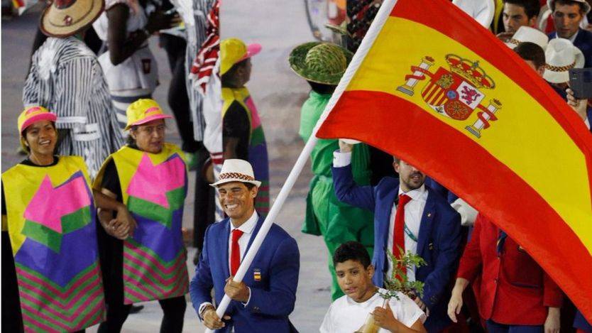 Un Nadal emocionado abandera la delegación española en la inauguración de los Juegos