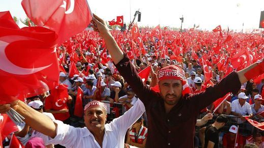 Erdogan impulsa la pena de muerte en Turquía con el apoyo de sus seguidores