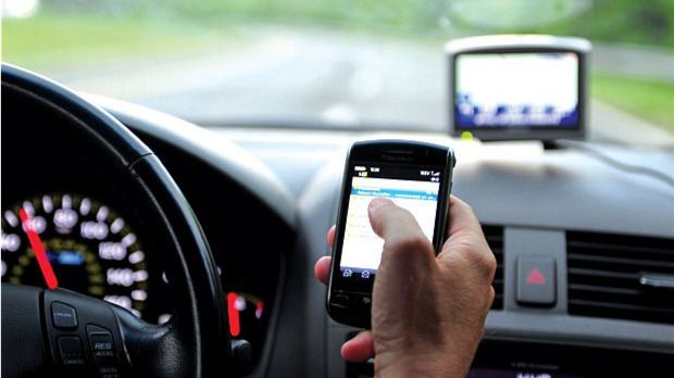 Acceder a Internet en el coche encabeza las distracciones más comunes entre conductores que causan accidentes de tráfico