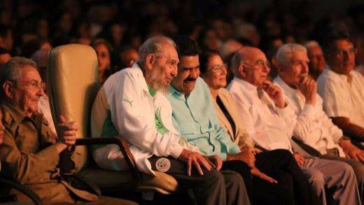 Fidel reaparece 'mudo' y desmejorado para recibir un homenaje por su 90 cumpleaños