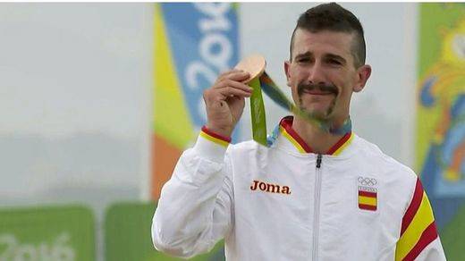 Un 'torero' Coloma cierra con su mountain bike el medallero español. El vídeo de su apoteósica llegada a meta