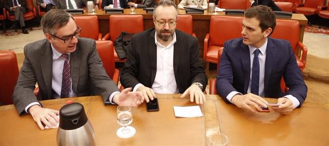 Ni Rajoy ni Rivera. El pacto entre PP y C's lo firmarán los portavoces parlamentarios