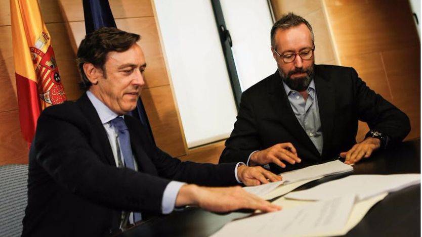 Juan Carlos Girauta y Rafael Hernando firman el pacto definitivo en el Congreso