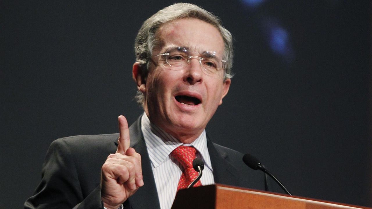 Uribe compara el proceso de paz de Colombia con el de España y el 'caso Otegi'