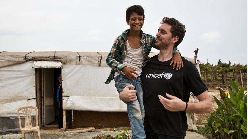 Pau Gasol, embajador de UNICEF, con refugiados sirios en Líbano