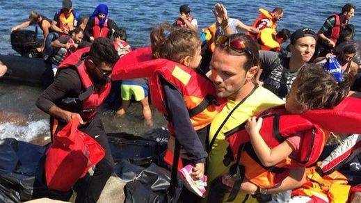 Una española embarazada de 5 meses llega a Lesbos en una barcaza con refugiados procedente de Turquía