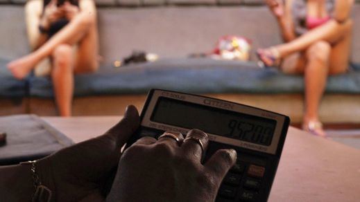 La abuela y la madre de una niña de 9 años la ofrecían en la calle para acostarse con ella